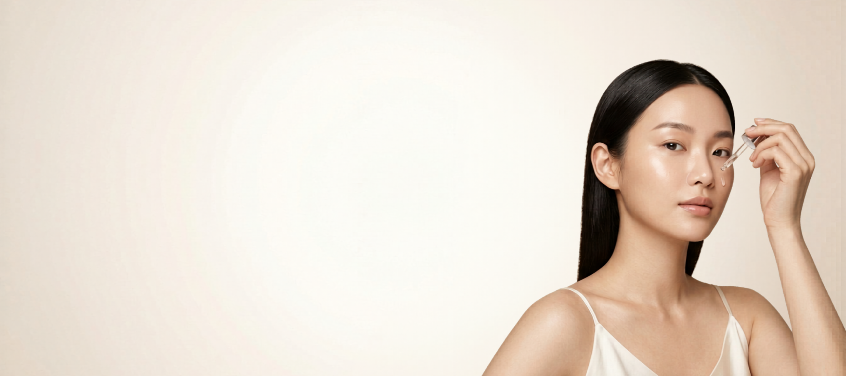 bannière site kosmetix visage femme asiatique qui applique son sérum visage